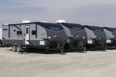 Bunker Hill - Takriben Mart 2022: Catalina Legacy Edition Travel Trailer by Coachmen RV show. Arabacı karavanı, Forest River karavan ailesinin bir parçası ve Berkshire Hathaway 'in bir yan kuruluşu..