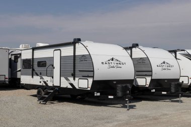 Bunker Hill - 2022 Mart 'ından Batı Della Terra Travel Trailer' a kadar. East To West, Orman Nehri karavan ailesinin bir parçasıdır ve Berkshire Hathaway 'in bir yan kuruluşudur..