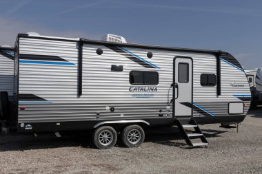 Bunker Hill - Takriben Mart 2022: Catalina Legacy Edition Travel Trailer by Coachmen RV show. Arabacı karavanı, Forest River karavan ailesinin bir parçası ve Berkshire Hathaway 'in bir yan kuruluşu..