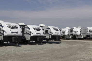 Bunker Hill - 2022 yılı civarında Cherokee Alpha Wolf Karavan Karavanı. Cherokee karavanı, Forest River karavan ailesinin bir parçası ve Berkshire Hathaway 'in bir yan kuruluşu..