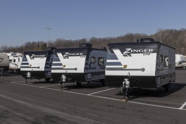 Peru - Circa March 2022: Zinger Fifth Wheel Travel Trailers. Zinger RV CrossRoads 'un bir yan kuruluşu ve beşinci tekerlek römorkları üretiyor..