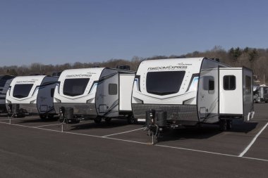 Peru - Yaklaşık Mart 2022: Freedom Express Travel Trailer by Coachmen RV show. Arabacı karavanı Forest River 'ın bir bölümüdür..