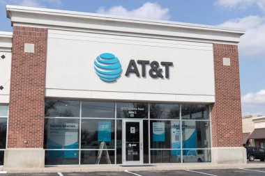 Indianapolis - Mart 2022: AT & T cep telefonu perakende mağazası. AT & T cep telefonu, hareketlilik ve yüksek hızlı internet üzerinde yoğunlaşmak için medya varlıklarını döndürüyor.