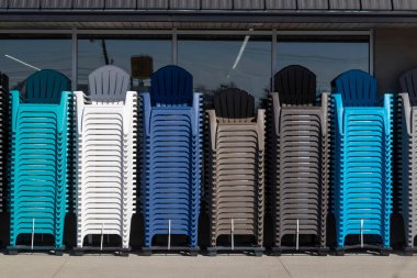 Perakendecinin dışında farklı renkte Adirondack sandalyeleri var. Adirondack Sandalyelerinin yüksek kollukları ve uzun bir sırtı vardır..