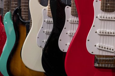 Indianapolis - Mart 2022: Stratocaster tipi elektro gitar görüntüsü. Elektro gitarlar 50 'lerden beri müzik sahnesinin bir parçası..