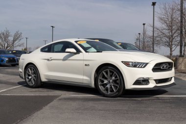 Indianapolis - Mart 2022: Ford Mustang GT sergisi bir galeride kullanıldı. Arz sorunlarıyla, Ford talebi karşılamak için kontörlü araba satışlarına güveniyor.