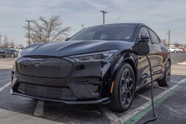 Indianapolis - Mart 2022: Ford Mustang Mach-E SUV sergisi. Mustang Mach-E Ford 'un ilk elektrik geçişi ve 480 km' lik bir menzile sahip..