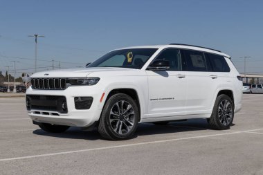 Brownsburg - Mart 2022: Stellantis bayiliğinde Grand Cherokee Jeep sergisi. Cip, Laredo, Limited, Trailhawk ve Overland modellerinde Grand Cherokee sunar..