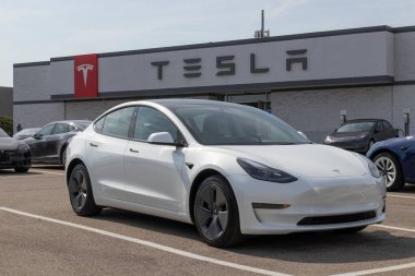 Indianapolis - Takriben Mart 2022: Tesla EV elektrikli araçlar sergilenmektedir. Tesla ürünleri arasında elektrikli arabalar, batarya enerji deposu ve güneş panelleri yer alıyor.