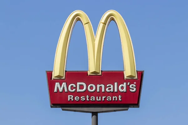 Brownsburg Circa 2022年3月 マクドナルドレストラン マクドナルドは 従業員に高給 有給休暇 育児支援 授業料の支払いを提供しています — ストック写真
