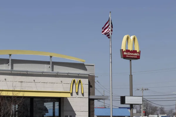 Brownsburg Circa Março 2022 Mcdonald Restaurant Mcdonald Está Oferecendo Aos — Fotografia de Stock