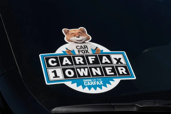 ラファイエット Circa 2022年3月 中古車のカーファックスステッカー Carfaxは問題を明らかにするかもしれない将来のバイヤーのための車両レポートを提供します — ストック写真