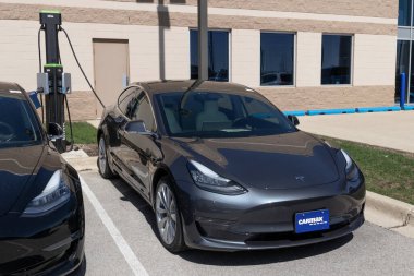 Naperville - CarMax Oto galerisi Tesla sergisi. CarMax, ABD 'deki en büyük ikinci el ve ikinci el araba satıcısıdır..