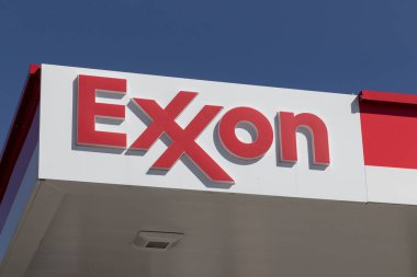 Woodridge - Mart 2022: Exxon Perakende Benzin İstasyonu. ExxonMobil dünyanın en büyük petrol, petrol ve doğalgaz şirketi..