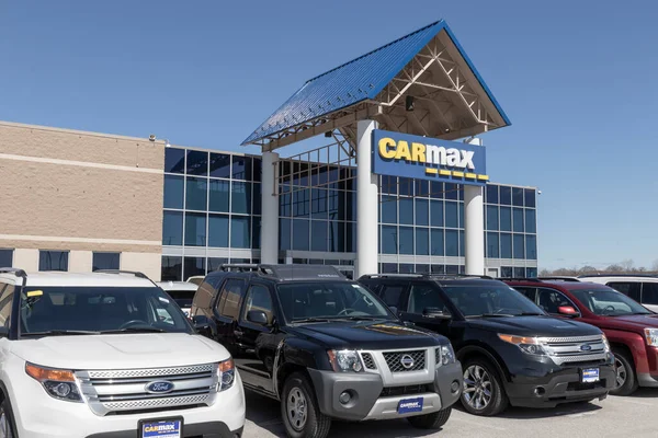 Naperville Circa March 2022 Carmax Auto Dealership Używany Wyświetlacz Samochodów — Zdjęcie stockowe