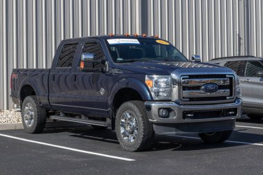 Kokomo - Nisan 2022: Bir galeride Ford F-250 kullanıldı. Arz sorunlarıyla, Ford talebi karşılamak için kontörlü araba satışlarına güveniyor.