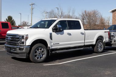 Kokomo - Nisan 2022: Ford F-350 bir galeride sergileniyor. Ford F350 XL, XLT, Lariat, King Ranch ve Platinum modellerinde mevcuttur..