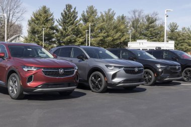 Kokomo - Nisan 2022: Buick Envision SUV sergisi. Envision, Amazon Alexa, Apple Carplay ve Android Auto 'ya sahiptir..