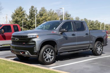 Kokomo - Nisan 2022: kullanılmış Chevy Silverado sergisi. Mevcut tedarik sorunlarıyla, Chevrolet talebi karşılamak için bir çok kontörlü araba alıp satıyor..