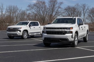 Kokomo - Nisan 2022: Chevrolet Silverado sergisi. Chevy Silverado 'ya WT, Gümrük, Özel Yol Patronu, LT, RST, LT Trail Boss, LTZ ve High Country modelleri sunar..