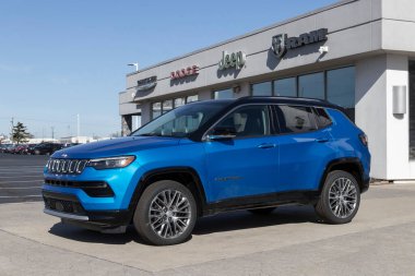 Kokomo - Nisan 2022: Stellantis bayiliğinde cip pusula görüntüsü. Jeep, Pusulayı Sport, Enlem, Sınırlı ve Trailhawk modellerinde sunar.