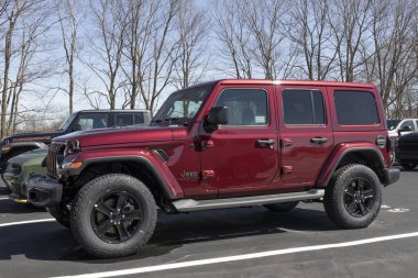 Kokomo - Nisan 2022: Stellantis bayiliğinde Jeep Wrangler sergisi. Jeep, Wrangler 'e Sport, Sahara ve Rubicon modelleri sunar..
