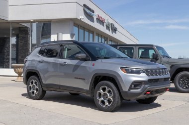 Kokomo - Nisan 2022: Stellantis bayiliğinde cip pusula görüntüsü. Jeep, Pusulayı Sport, Enlem, Sınırlı ve Trailhawk modellerinde sunar.