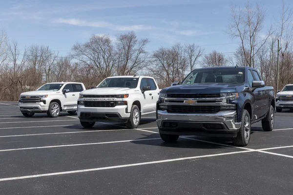 Kokomo - Nisan 2022: Chevrolet Silverado sergisi. Chevy Silverado 'ya WT, Gümrük, Özel Yol Patronu, LT, RST, LT Trail Boss, LTZ ve High Country modelleri sunar..