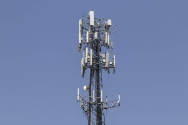 Cep telefonu antenli telekomünikasyon ve kablosuz telefon ekipman kulesi.