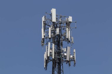 Cep telefonu antenli telekomünikasyon ve kablosuz telefon ekipman kulesi.