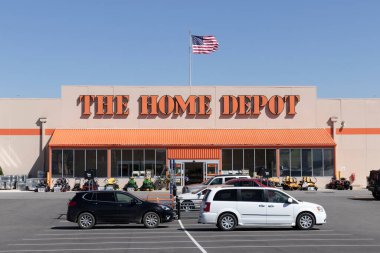 Logansport - Nisan 2022: Amerikan bayrağıyla Home Depot konumu. Home Depot, ABD 'deki en büyük ev geliştirme perakendecisi..