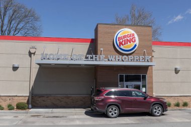 Logansport - Nisan 2022: Burger King fast food restoranı. Burger King dünyanın en büyük ikinci fast food hamburger zinciri..