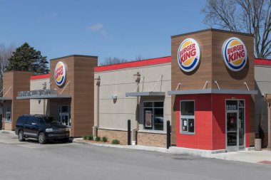 Logansport - Nisan 2022: Burger King fast food restoranı. Burger King dünyanın en büyük ikinci fast food hamburger zinciri..