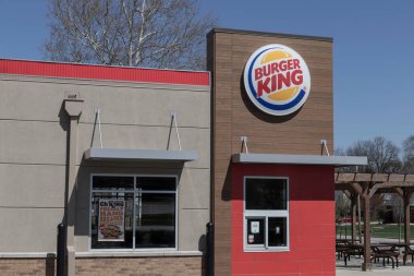 Logansport - Nisan 2022: Burger King fast food restoranı. Burger King dünyanın en büyük ikinci fast food hamburger zinciri..