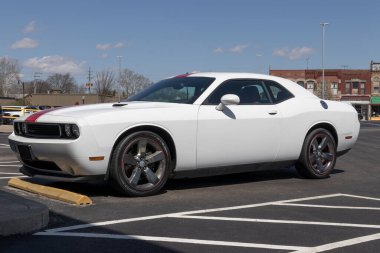 Logansport - Nisan 2022: Dodge Challenger sergisi. Stellantis Challenger 'ı SXT, GT, R / T, R / T Scat Pack ve SRT Hellcat modellerinde sunar..