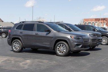 Logansport - Nisan 2022: Jeep Cherokee sergisi bir galeride. Jeep, Cherokee 'yi kompakt SUV olarak sunuyor..