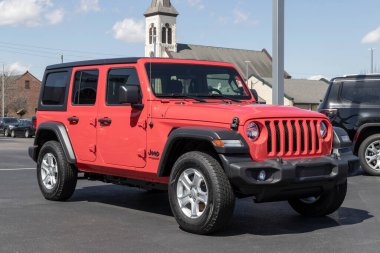 Logansport - Nisan 2022: Stellantis bayiliğinde Jeep Wrangler sergisi. Jeep, Wrangler 'e Sport, Sahara ve Rubicon modelleri sunar..