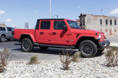Logansport - Nisan 2022: Bir Stellantis satıcısında Jeep Gladyatör gösterisi. Jeep Gladyatör modelleri Sport, Willys, Rubicon ve Mojave 'dir..