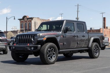 Logansport - Nisan 2022: Bir Stellantis satıcısında Jeep Gladyatör gösterisi. Jeep Gladyatör modelleri Sport, Willys, Rubicon ve Mojave 'dir..