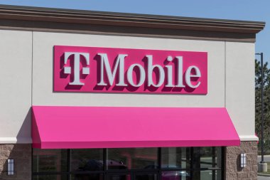 Logansport - Nisan 2022: T-Mobile cep telefonu ve cep telefonu mağazası. T-Mobile Sprint ile birleşerek daha büyük bir 5G internet ve iletişim ağı oluşturdu.