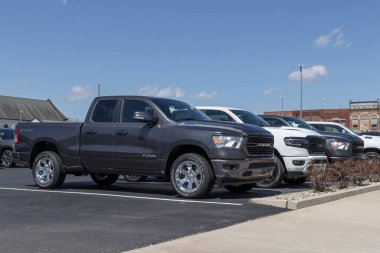 Logansport - Nisan 2022: Ram 1500 kamyonet sergisi Stellantis bayiliğinde. Ram, sokak ve off-road modellerinde 1500 kamyonet teklif ediyor.