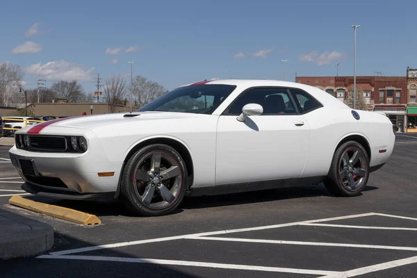 Logansport - Nisan 2022: Dodge Challenger sergisi. Stellantis Challenger 'ı SXT, GT, R / T, R / T Scat Pack ve SRT Hellcat modellerinde sunar..