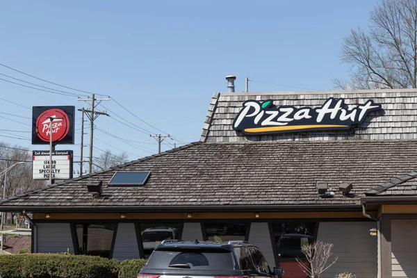 Logansport Circa April 2022 Pizza Hut Restaurant Pizza Hut Offering — Stock Photo, Image