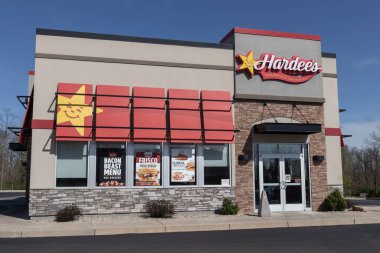 Richmond - Nisan 2022: Hardee 'nin fast food restoranı. Hardee 's CKE ve Carl' s Jr. 'ın kardeş restoranı tarafından işletilmektedir..