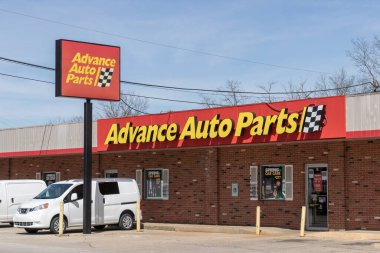 Richmond - Nisan 2022: İleri Otomobil Parça Mağazası. Advance Auto Parts, ABD 'deki en büyük otomotiv yedek parça perakendecisi..