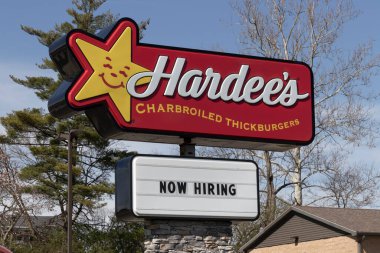 Richmond - Nisan 2022: Hardee 'nin fast food şubesi eleman arıyor. Hardee 's CKE ve Carl' s Jr. 'ın kardeş restoranı tarafından işletilmektedir..