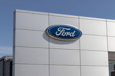 Richmond - Nisan 2022: Ford araba, SUV ve kamyonet satıcısı. Ford, Mustang, Escape, Explorer ve en çok satan F-150 ve F-Serisi kamyonlarını üretir..