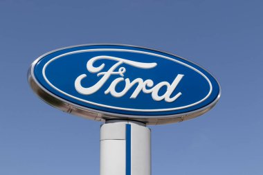 Richmond - Nisan 2022: Ford araba, SUV ve kamyonet satıcısı. Ford, Mustang, Escape, Explorer ve en çok satan F-150 ve F-Serisi kamyonlarını üretir..