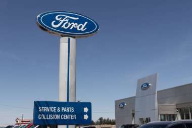 Richmond - Nisan 2022: Ford araba, SUV ve kamyonet satıcısı. Ford, Mustang, Escape, Explorer ve en çok satan F-150 ve F-Serisi kamyonlarını üretir..