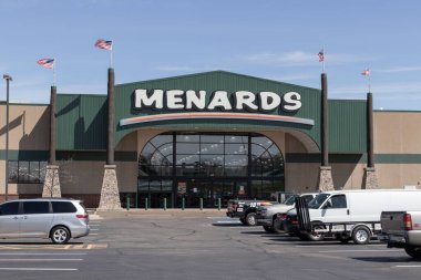 Richmond - Nisan 2022: Menards Home Improvement mağazası. Menard çeşitli yapı malzemeleri, aletler ve bahçe malzemeleri satıyor..